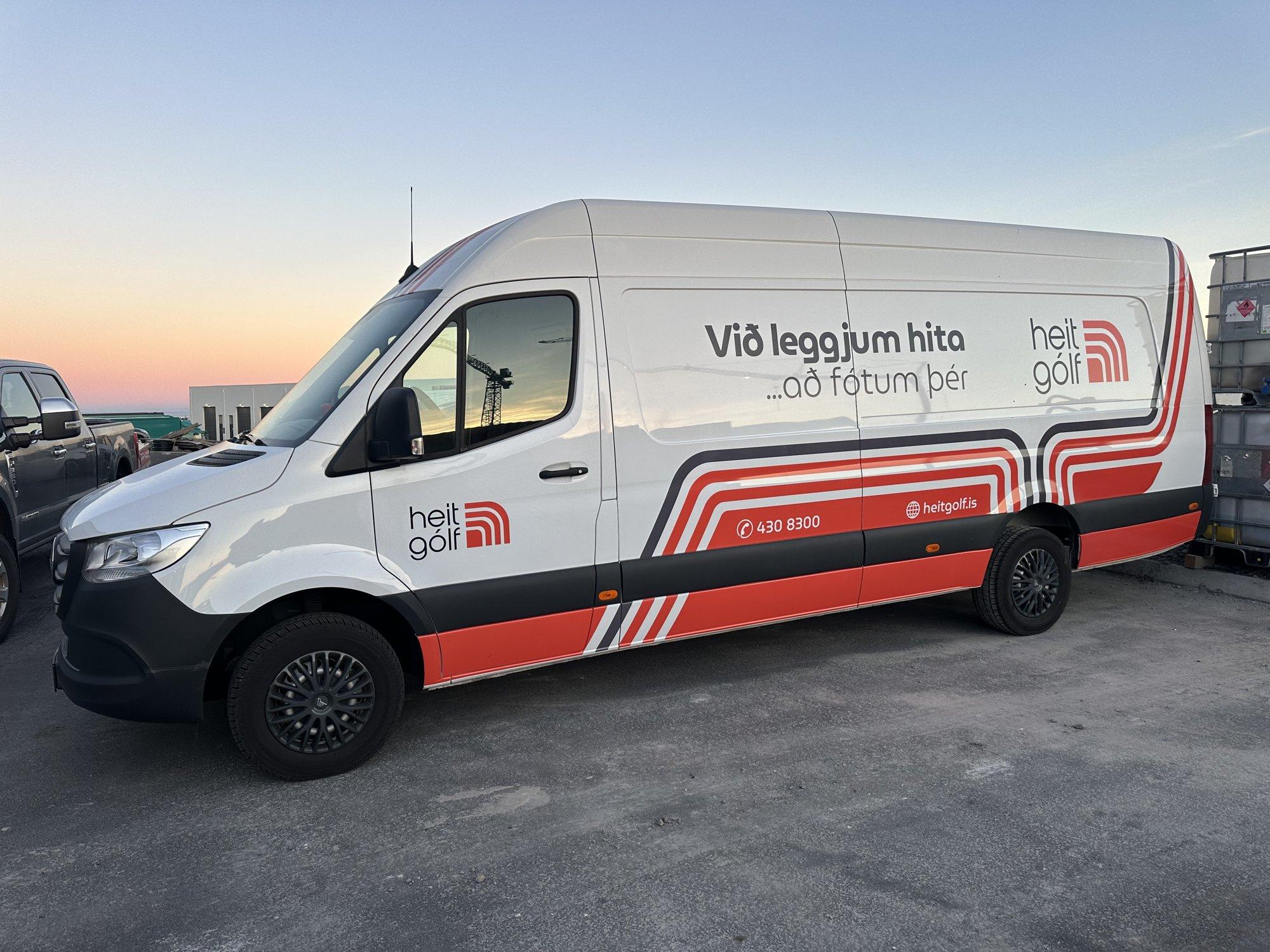 Vinnubíll Heit gólf merktur „Við leggjum hita að fótum þér“