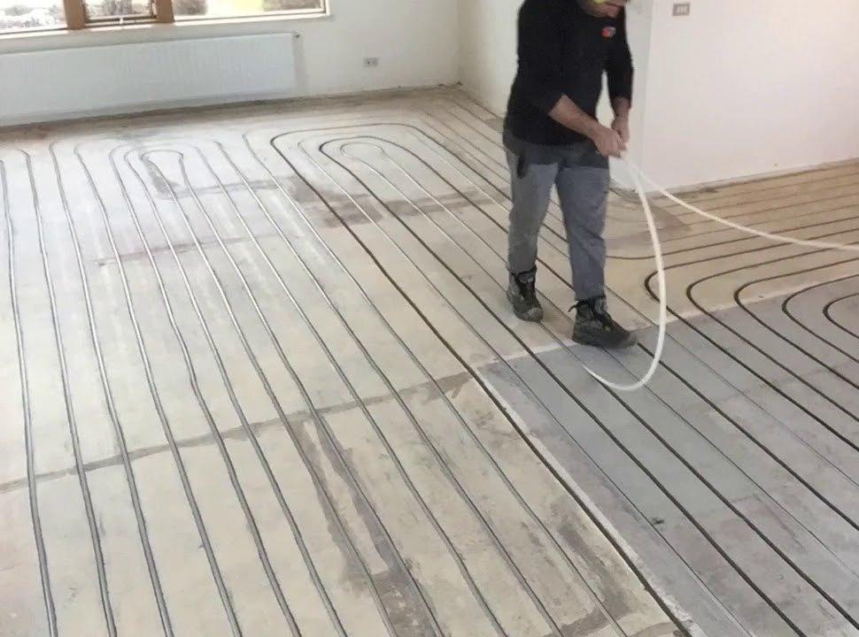 Gólfhitarör komin í rásir um allt gólfið